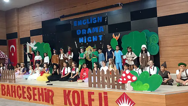 Bahçeşehir Koleji öğrencilerinden İngilizce drama gecesi