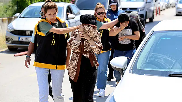 Bahçesinde gömülü Kalaşnikof bulundu 'Akrabam kız arkadaşıyla buluşmaya geldiğinde koymuştur' dedi