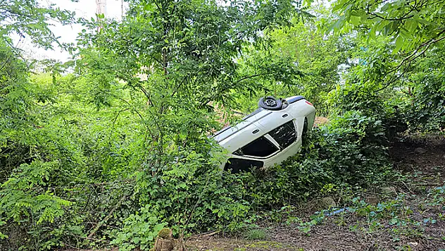 Bahçeye uçan otomobildeki 2 kişi yaralandı, kazaya bakanlar da zincirleme kaza yaptı
