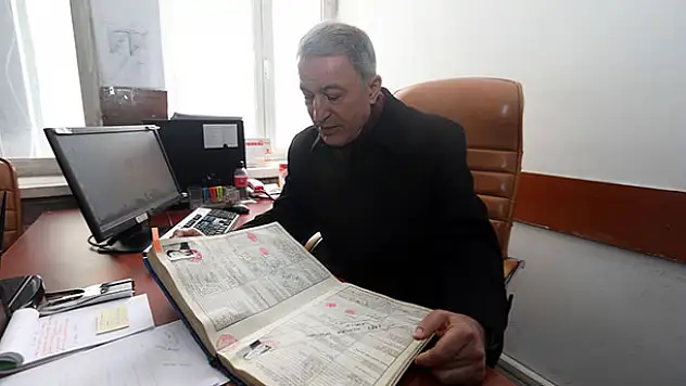 Bakan Akar 37 yıl sonra makam odasına oturdu