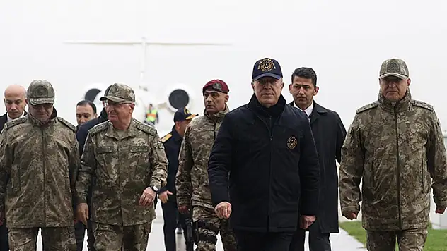 Bakan Akar, beraberindeki komutanlarla Suriye sınırında inceleme ve denetlemelerde bulundu
