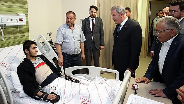 Bakan Akar'dan, Kayseri Şehir Hastanesinde tedavi gören depremzedelere ziyaret
