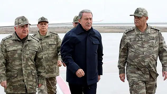 Bakan Akar ve komutanlar Suriye sınırında