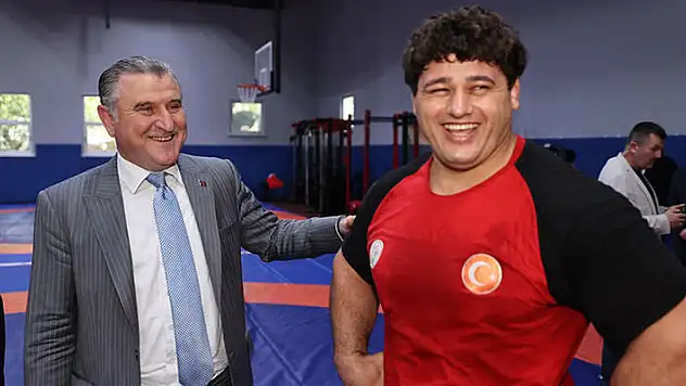 Bakan Bak, Grekoromen Güreş Milli Takımı kampını ziyaret etti
