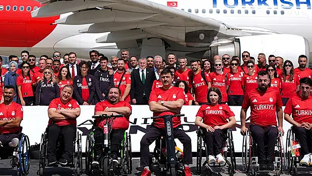 Bakan Bak, milli paralimpik sporcuları Paris'e uğurladı
