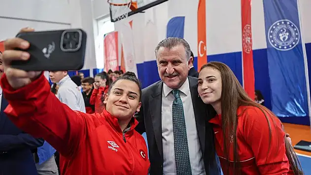 Bakan Bak'tan milli sporculara tebrik