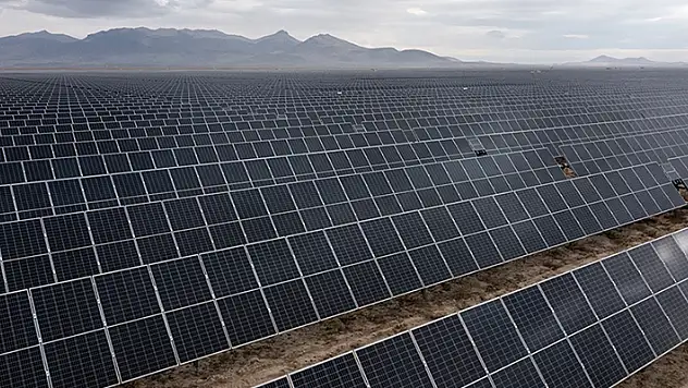 Bakan Bayraktar, nisanda güneş ve rüzgardan elektrik üretiminde rekor kırıldığını bildirdi
