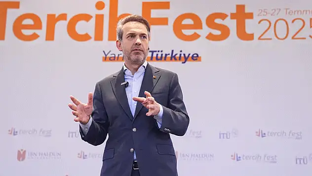 Bakan Bayraktar, TercihFest 2025'te üniversite adaylarıyla buluştu
