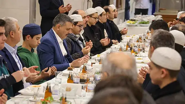 Bakan Çiftçi, hafızlık yıllarını sahur sofrasında andı