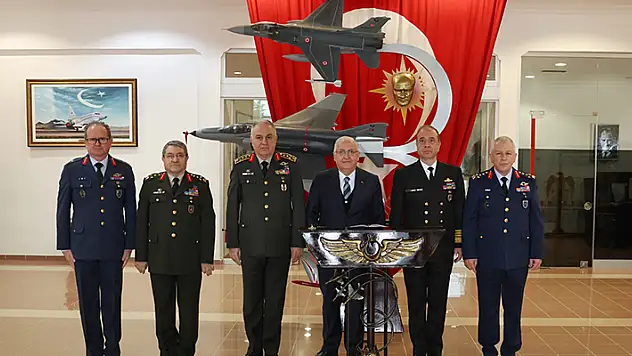 Bakan Güler, 3'üncü Ana Jet Üs Komutanlığında incelemelerde bulundu

