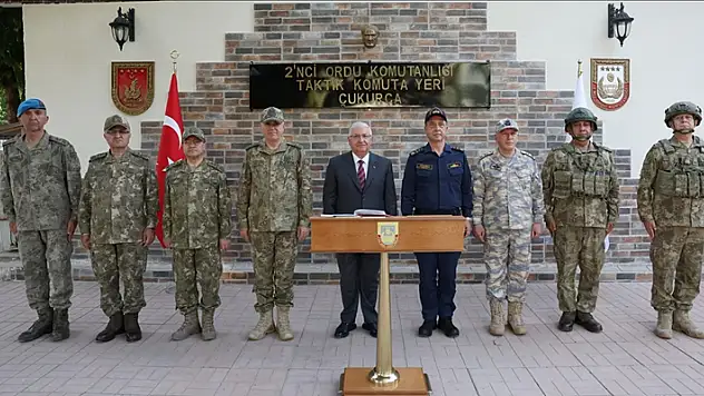 Bakan Güler'den Hakkari'de Mehmetçiğe bayram ziyareti
