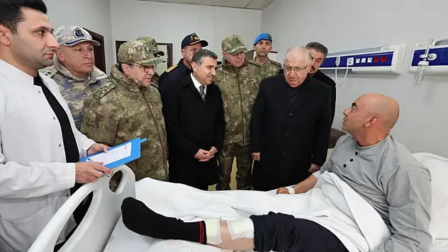 Bakan Güler, Şırnak'ta tedavi gören yaralı askerleri ziyaret etti
