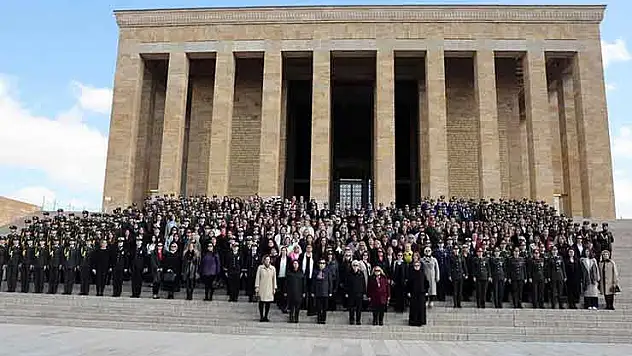 Bakan Güler'in eşi Demet Güler, kadın subaylarla Anıtkabir'i ziyaret etti