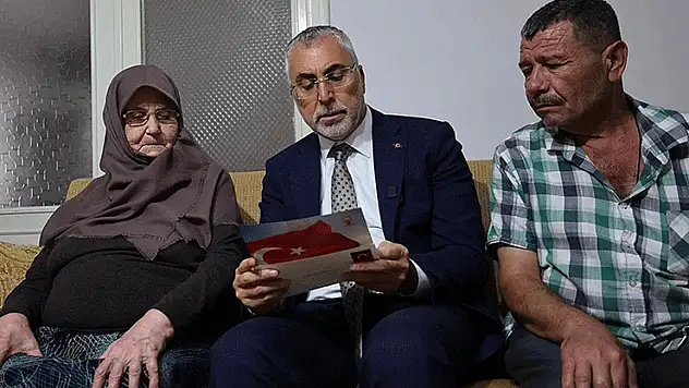 Bakan Işıkhan, şehit ailesine 'Terörsüz Türkiye' mektubunu okudu