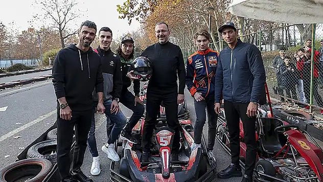 Bakan Kasapoğlu, go-kart pistinde milli sporcularla buluştu
