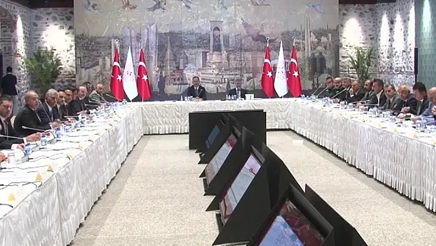 Bakan Kasapoğlu ile Bakan Nebati, TFF ve Kulüpler Birliği ile bir araya geldi
