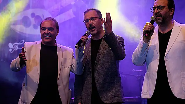 Bakan Kasapoğlu, sahnede ezgi seslendirdi

