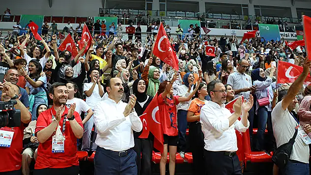 Bakan Kasapoğlu, Voleybol Milli Takımı'nın maçını izledi

