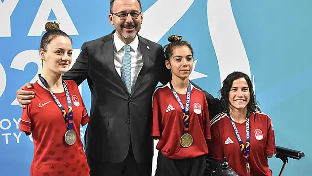 Bakan Kasapoğlu, yüzücülere madalyalarını verdi
