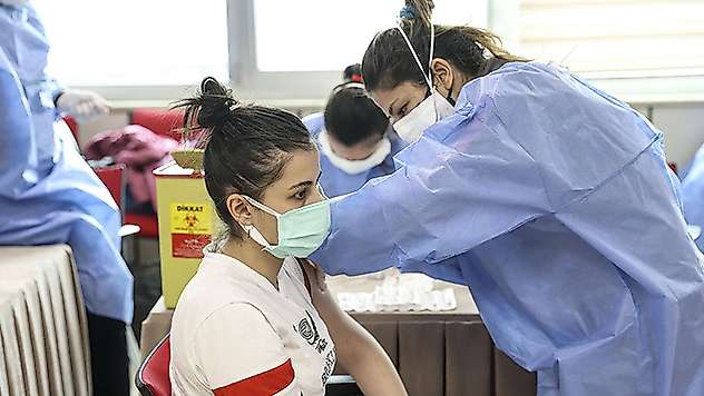 Bakan Koca: Aşı ve tedbirlerle sağlanacak toplumsal bağışıklığın aksi kısır döngüdür
