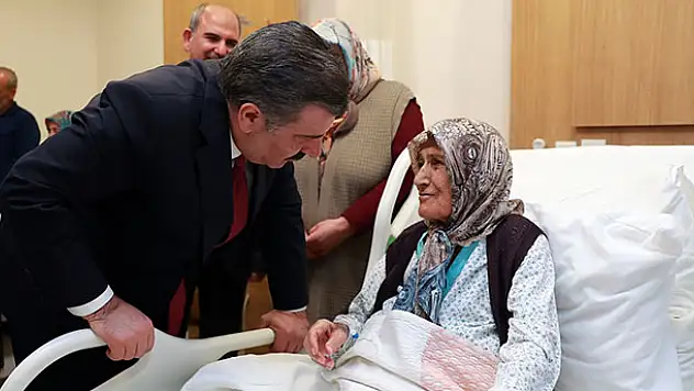 Bakan Koca'dan Konya Numune Hastanesi'nde hasta ziyareti