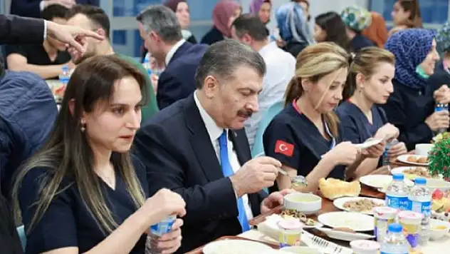 Bakan Koca, sağlık çalışanlarıyla iftar yaptı