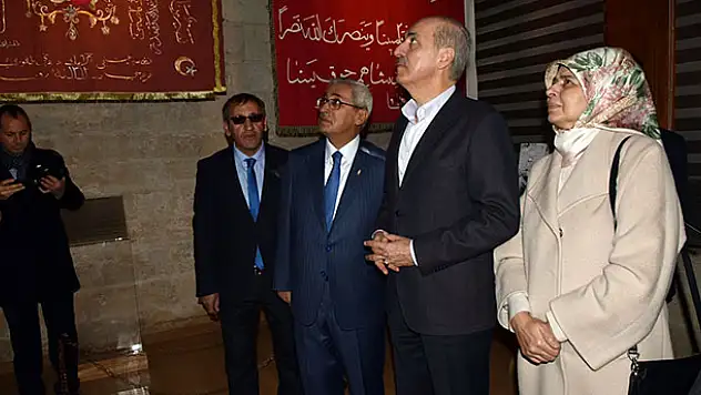 Bakan Kurtulmuş, Mevlana Müzesi'ndeki Sancak Sergisi'ni açtı