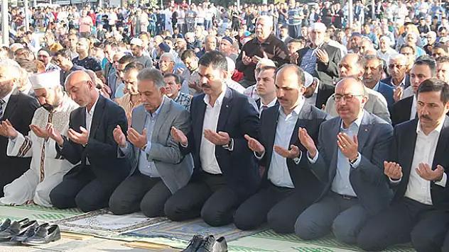 Bakan Kurum, Bayram namazını Konya'da kıldı 