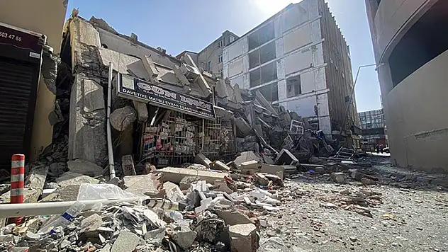 Bakan Kurum: Deprem bölgesinde 227 bin 27 binanın yıkık, acil yıkılacak ve ağır hasarlı olduğu tespit edildi
