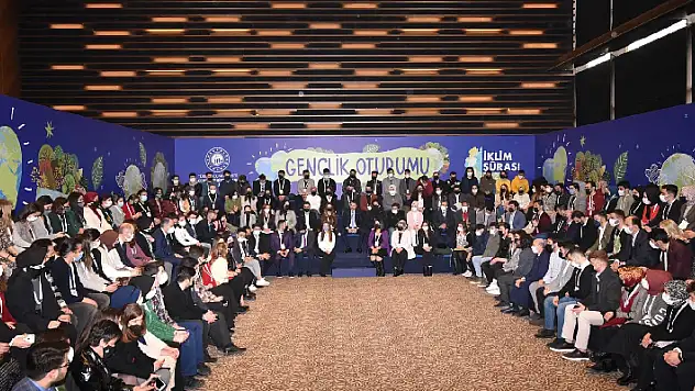 Bakan Kurum, Konya'da 209 üniversitenin İklim Elçileri ile bir araya geldi