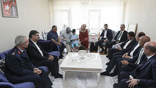 Bakan Kurum Konya'da şehit ailesini ziyaret etti