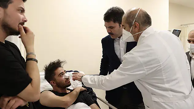 Bakan Kurum, Niğde'deki kazada yaralanan öğrencileri Konya Şehir Hastanesinde ziyaret etti
