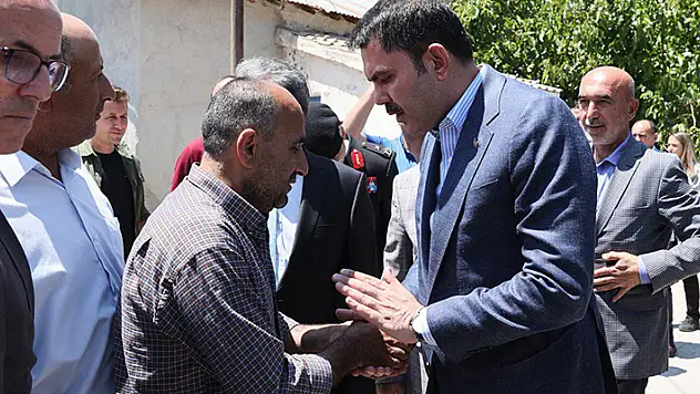 Bakan Kurum, Şehit Piyade Uzman Çavuş Koca'nın babaevinde taziyede bulundu
