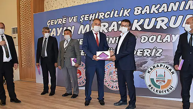 Bakan Kurum'un katkıları ile alınan tabletler, Karapınar'da okul müdürlerine teslim edildi