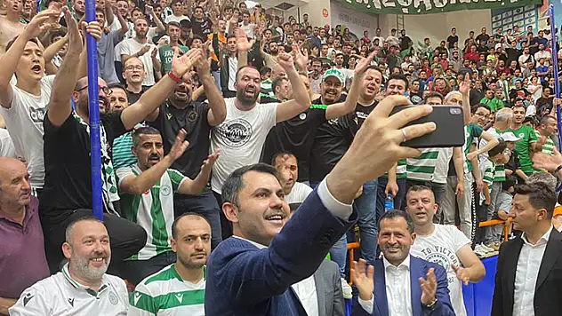 Bakan Kurum'a sevgi seli