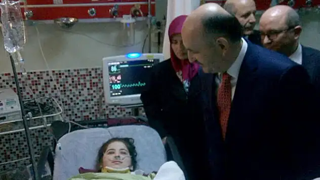 Bakan Müezzinoğlu kazada yaralanan öğrencileri ziyaret etti
