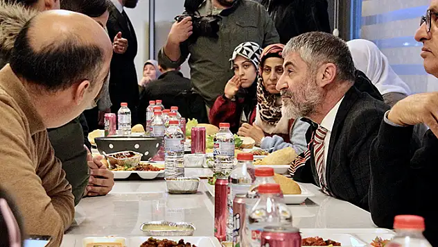 Bakan Nebati, Konya'da depremzedelerle iftarda buluştu
