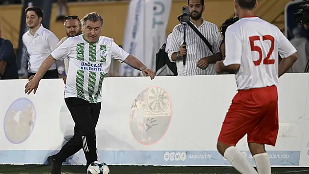 Bakan Osman Aşkın Bak, şöhretler maçında sahaya çıktı
