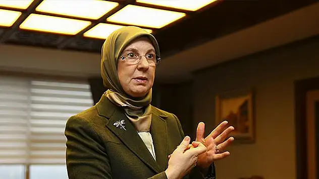 Bakan Ramazanoğlu Suriyeli çocuklara atkı ve bere ördü