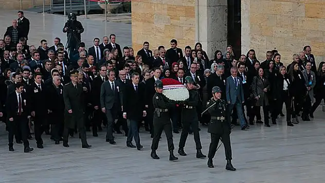 Bakan Selçuk ve öğretmenler Anıtkabir'i ziyaret etti