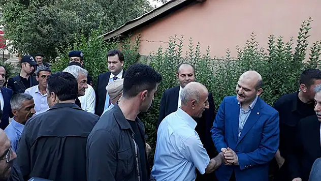 Bakan Soylu bayram namazını sınırın sıfır noktasında kıldı