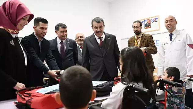 Bakan Tekin, hastanede tedavi gören öğrencilere karnelerini verdi

