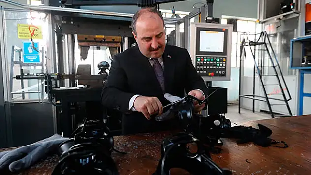 Bakan Varank maske fabrikasını ziyaret etti