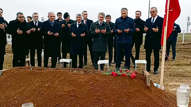 Bakan Yerlikaya'dan, şehit ailesine taziye ziyareti
