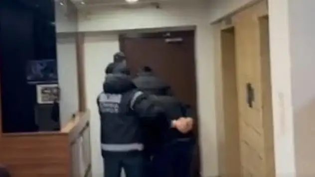 Bakan Yerlikaya duyurdu: Interpol kırmızı bülteniyle aranan iki kişi İstanbul'da yakalandı
