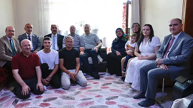 Bakan Yerlikaya, Konya'da şehit ailesini ziyaret etti 