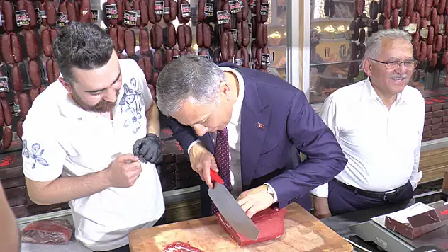 Bakan Yerlikaya pastırma doğradı, kasayla meyve dağıttı
