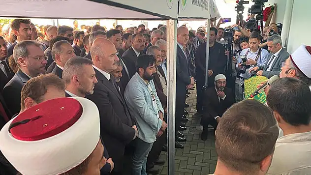 Bakanlar Soylu ve Kirişçi, otobüs kazasında hayatını kaybeden gencin cenazesine katıldı
