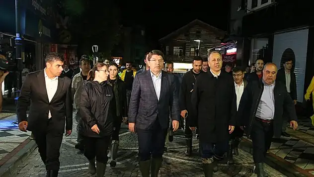 Bakanlar Tunç ve Yerlikaya, selden etkilenen Bartın'da incelemelerde bulundu
