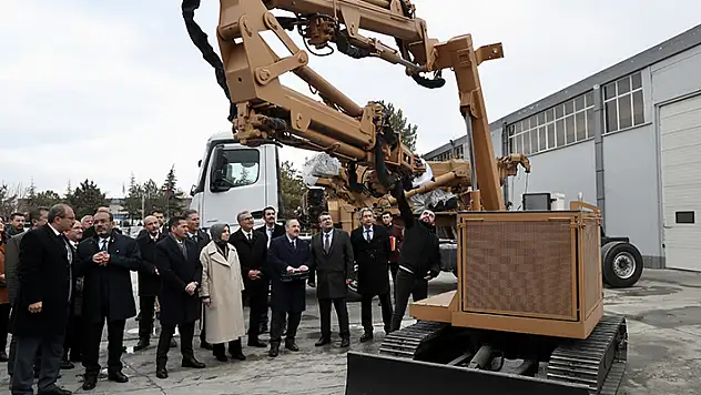 Bakanlar Varank ve Kurum, Konya'da zırhlı tank kurtarıcıyı kullandı
